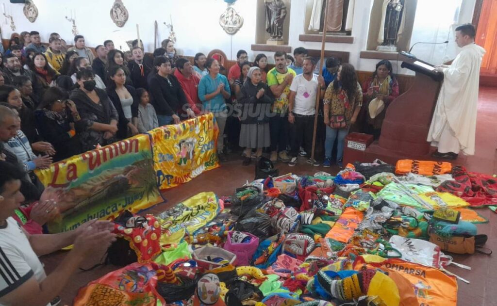 misa de bendición de banderas, máscaras y disfraces